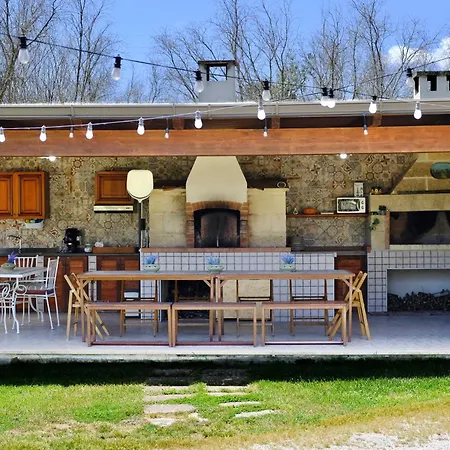 Anna's House Borgagne